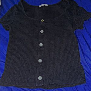 Cute button low cropped black shirt!